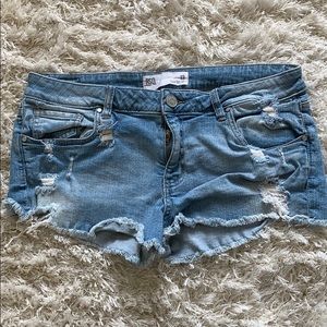 Cute ripped light jean shorts